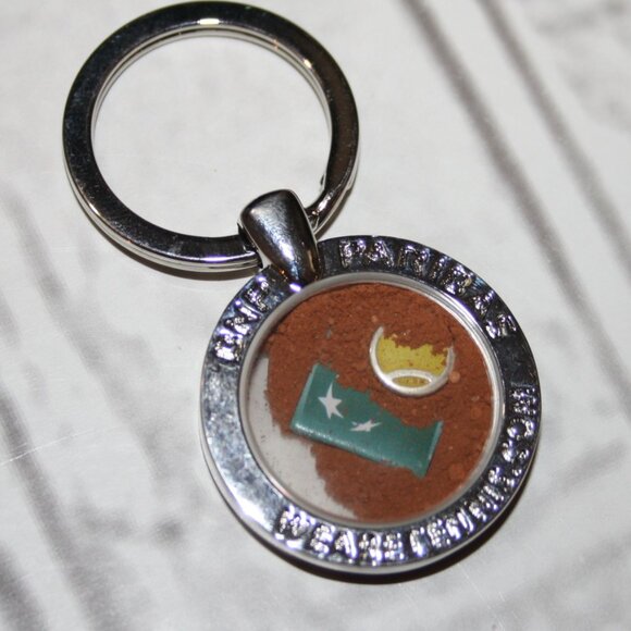 🌊🔗 Silver Keychain with Sand & Charms – 2⅜" Beach-Inspired · BNP Paribas - Picture 1 of 4